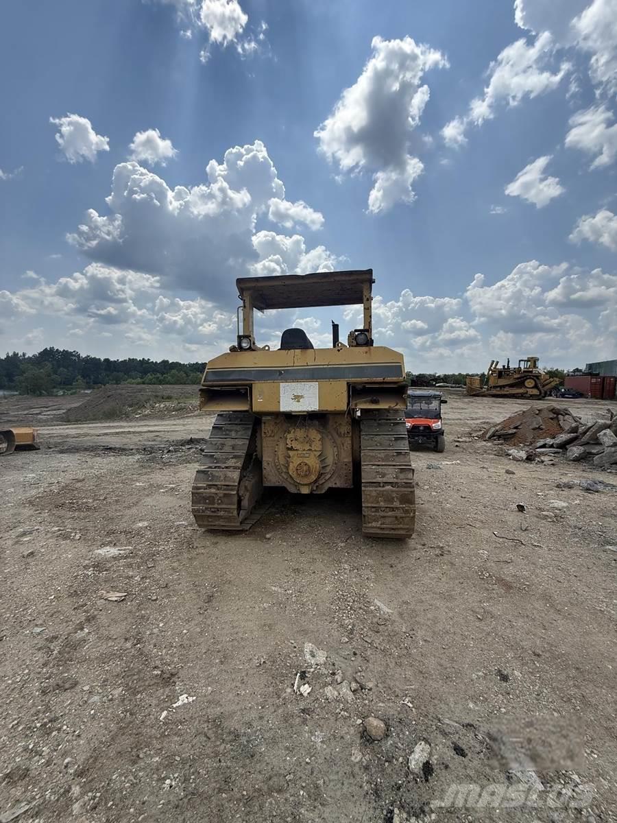 CAT D7H Telaketjupuskutraktorit