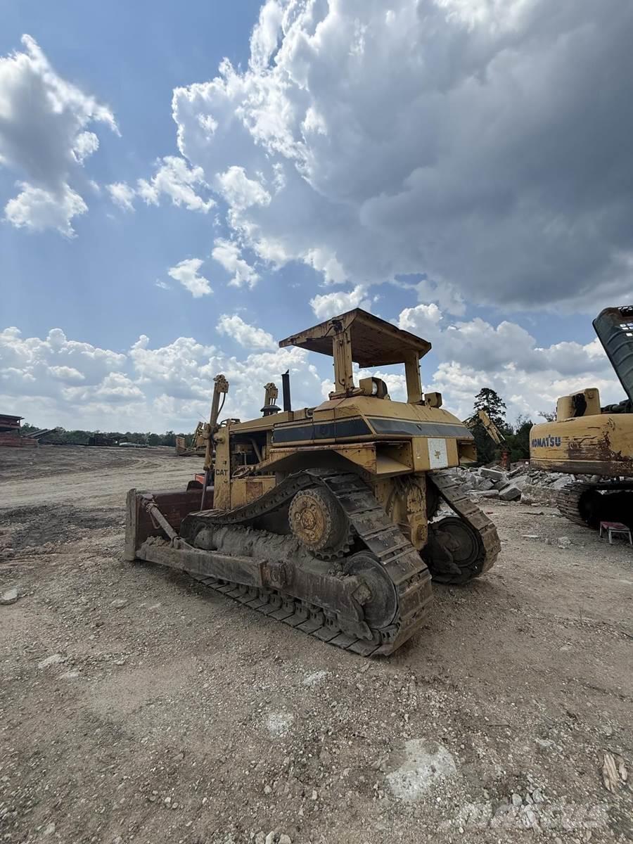 CAT D7H Telaketjupuskutraktorit
