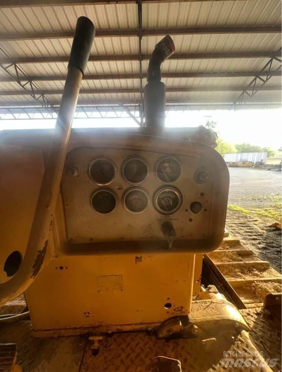 CAT D8H Telaketjupuskutraktorit
