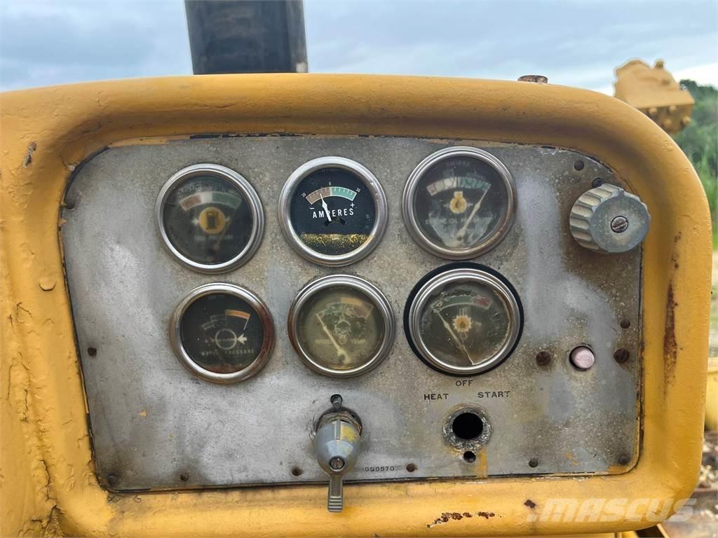 CAT D8H Telaketjupuskutraktorit