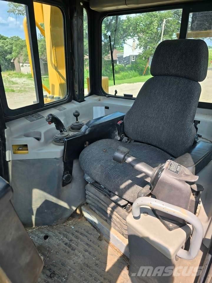 CAT D8R Telaketjupuskutraktorit