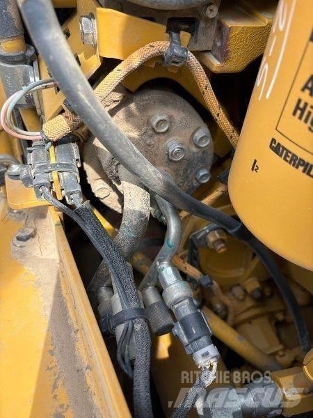 CAT D8T Telaketjupuskutraktorit