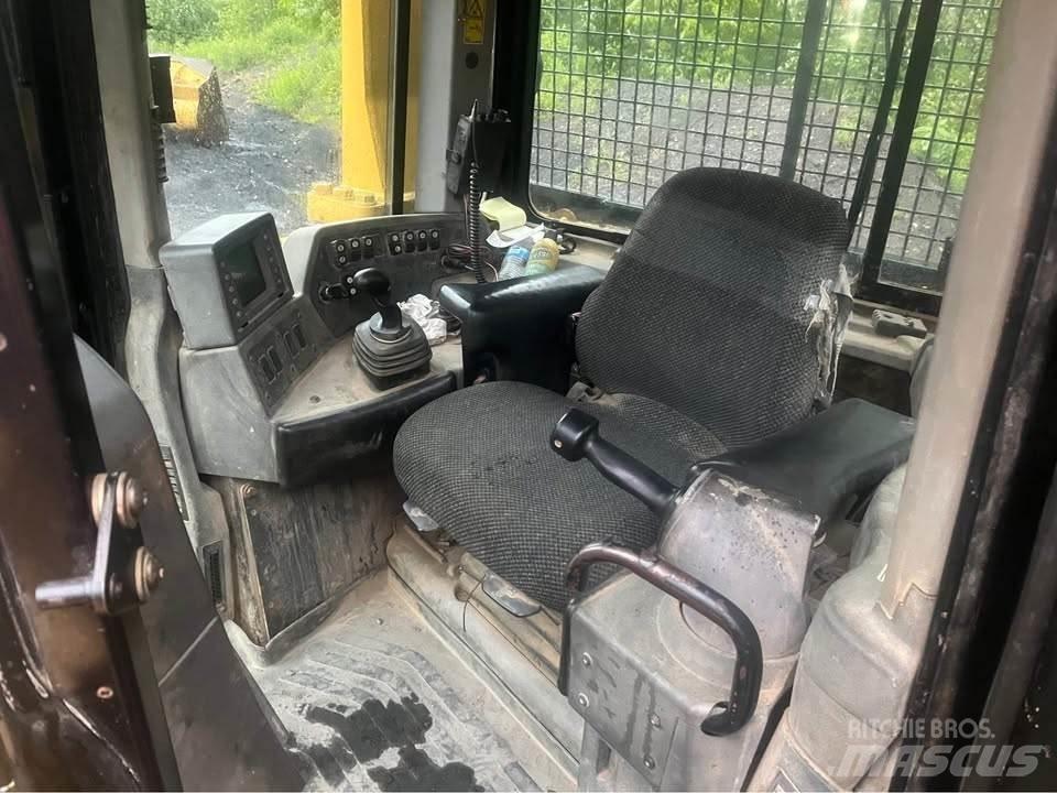 CAT D8T Telaketjupuskutraktorit