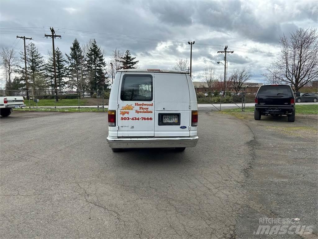 Ford E-250 Minibussit