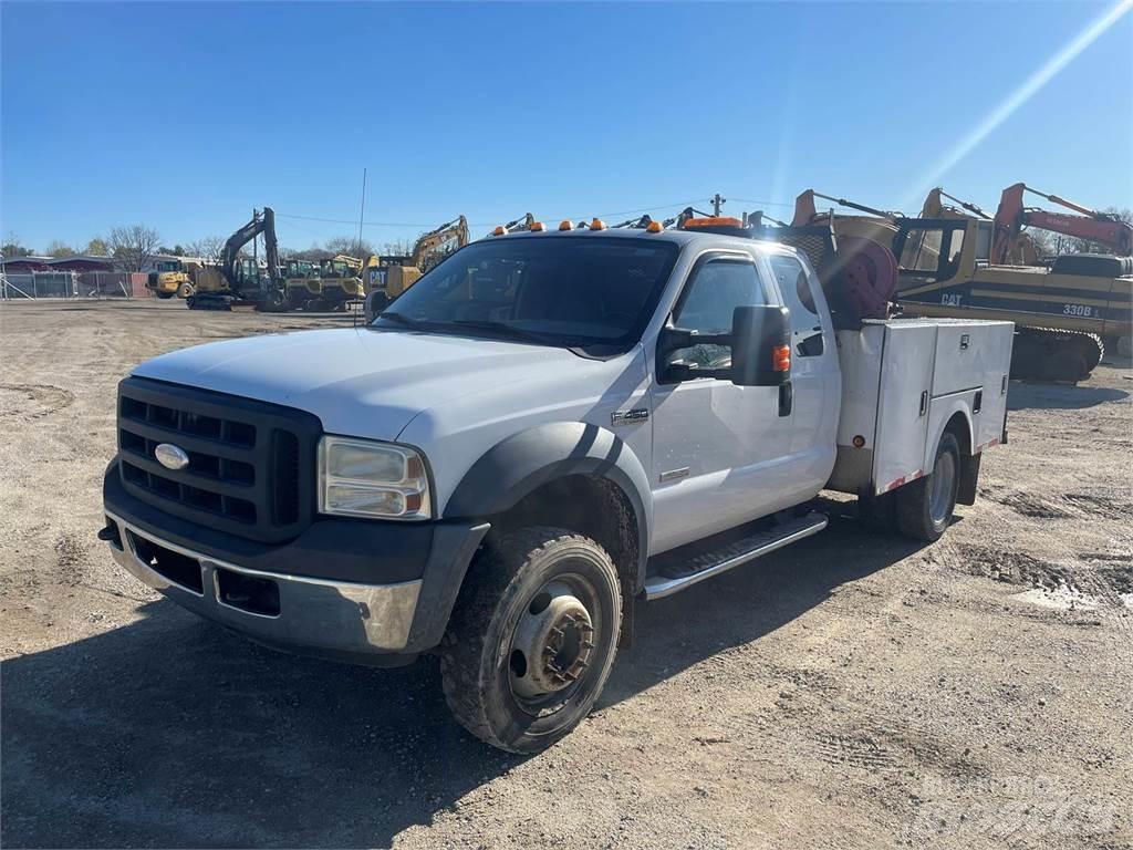 Ford F-450 Tienhoitoautot