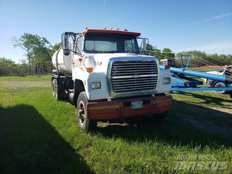Ford L8000 Säiliöautot
