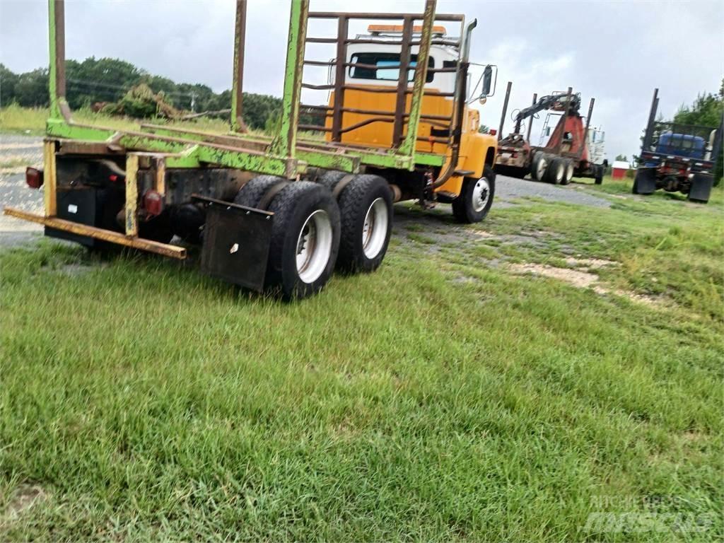 Ford L8000 Puuautot