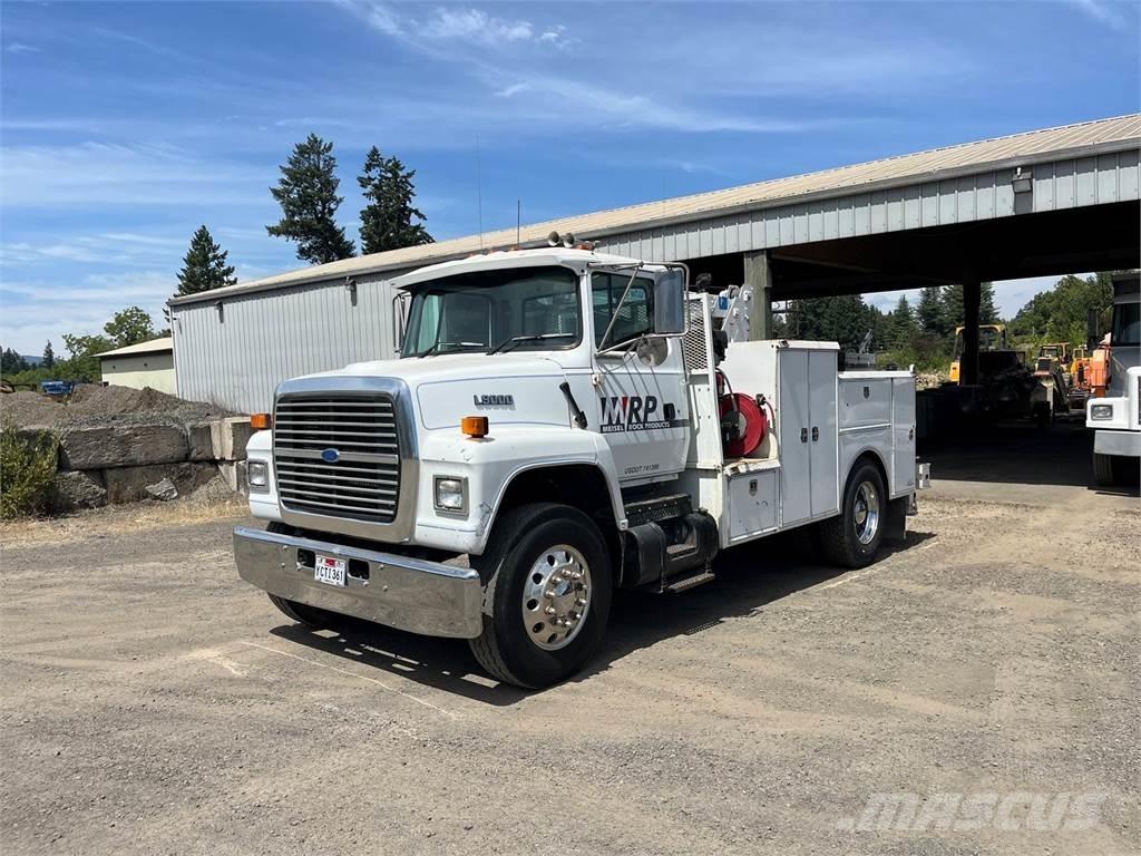 Ford L8000 Tienhoitoautot