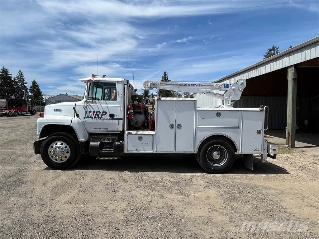 Ford L8000 Tienhoitoautot