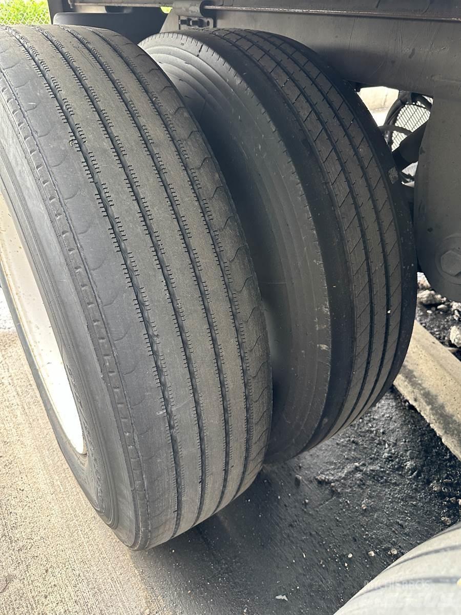 Hyundai  Umpikoriperävaunut