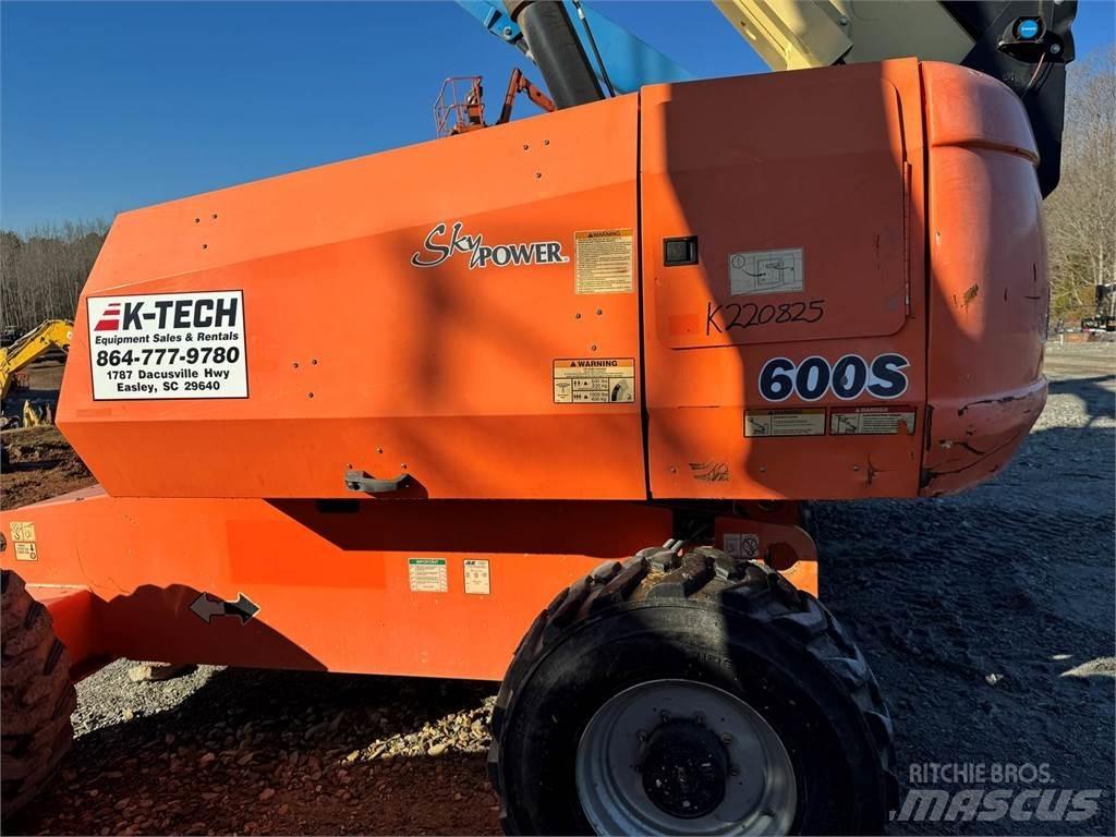 JLG 600S Teleskooppipuominostimet
