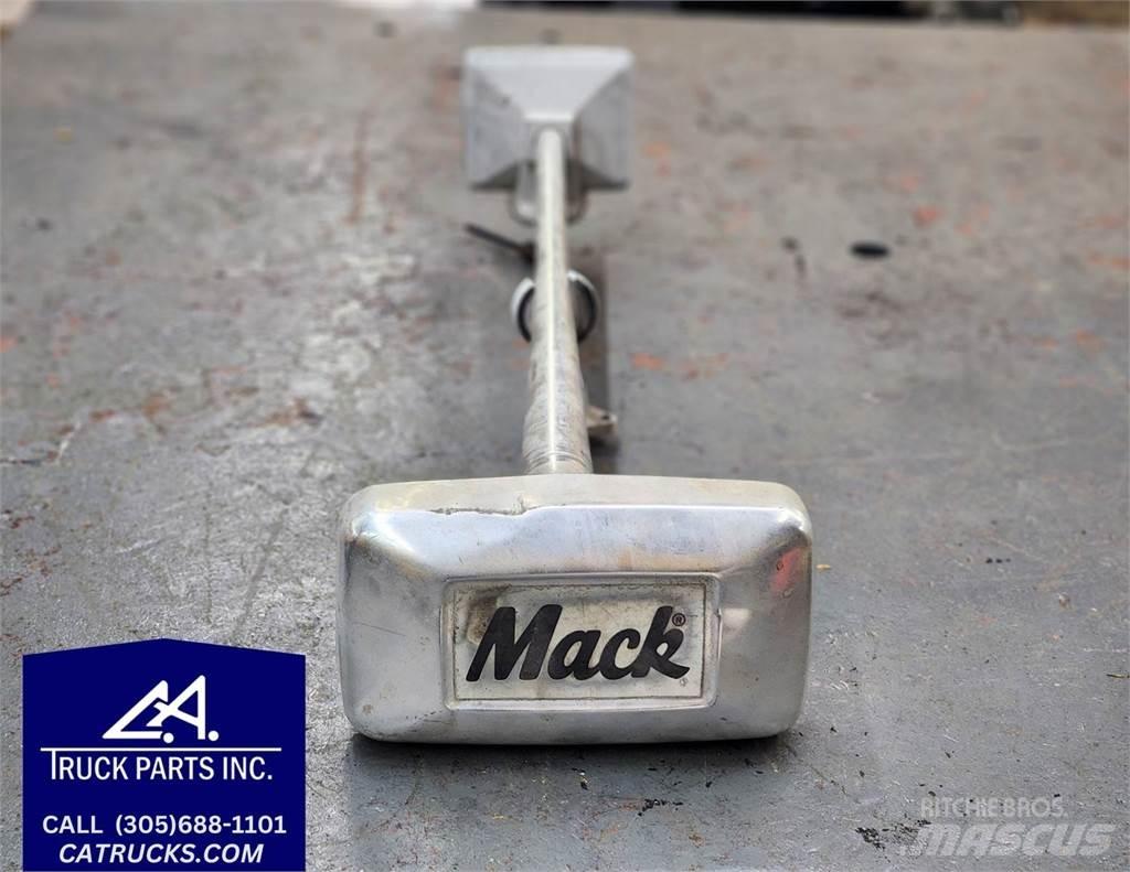 Mack  Muut