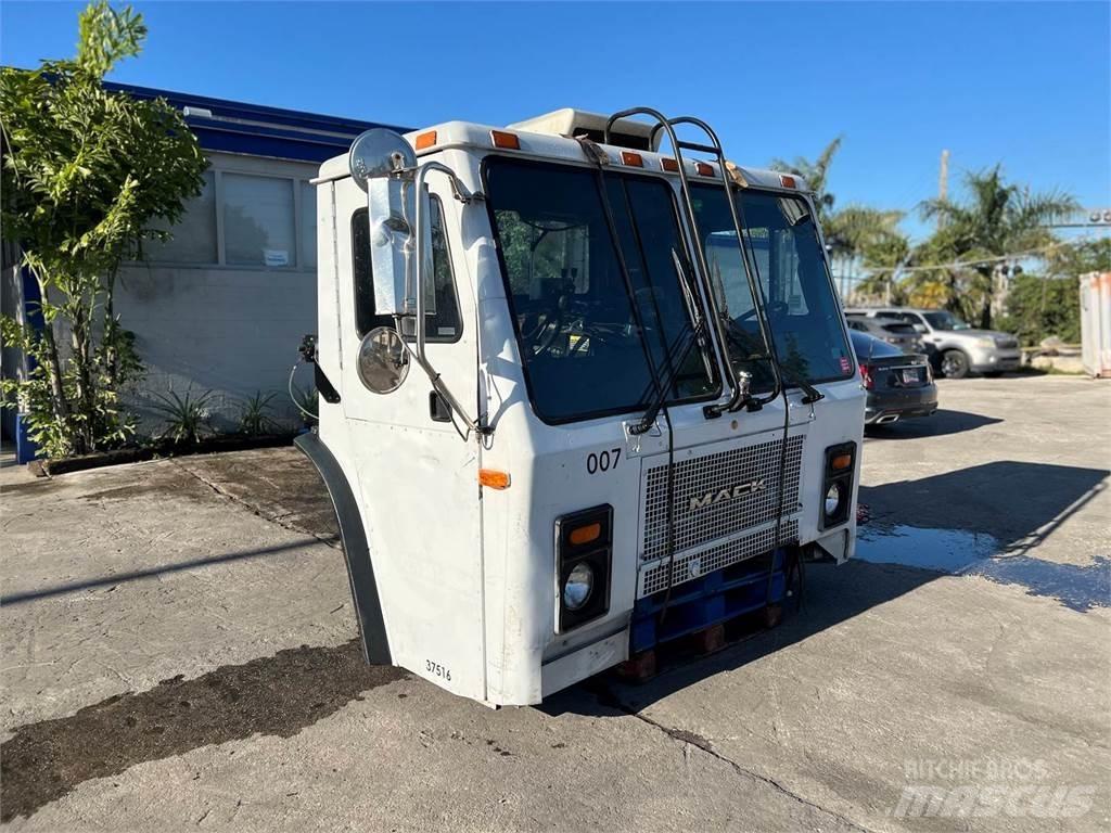 Mack LE613 Muut