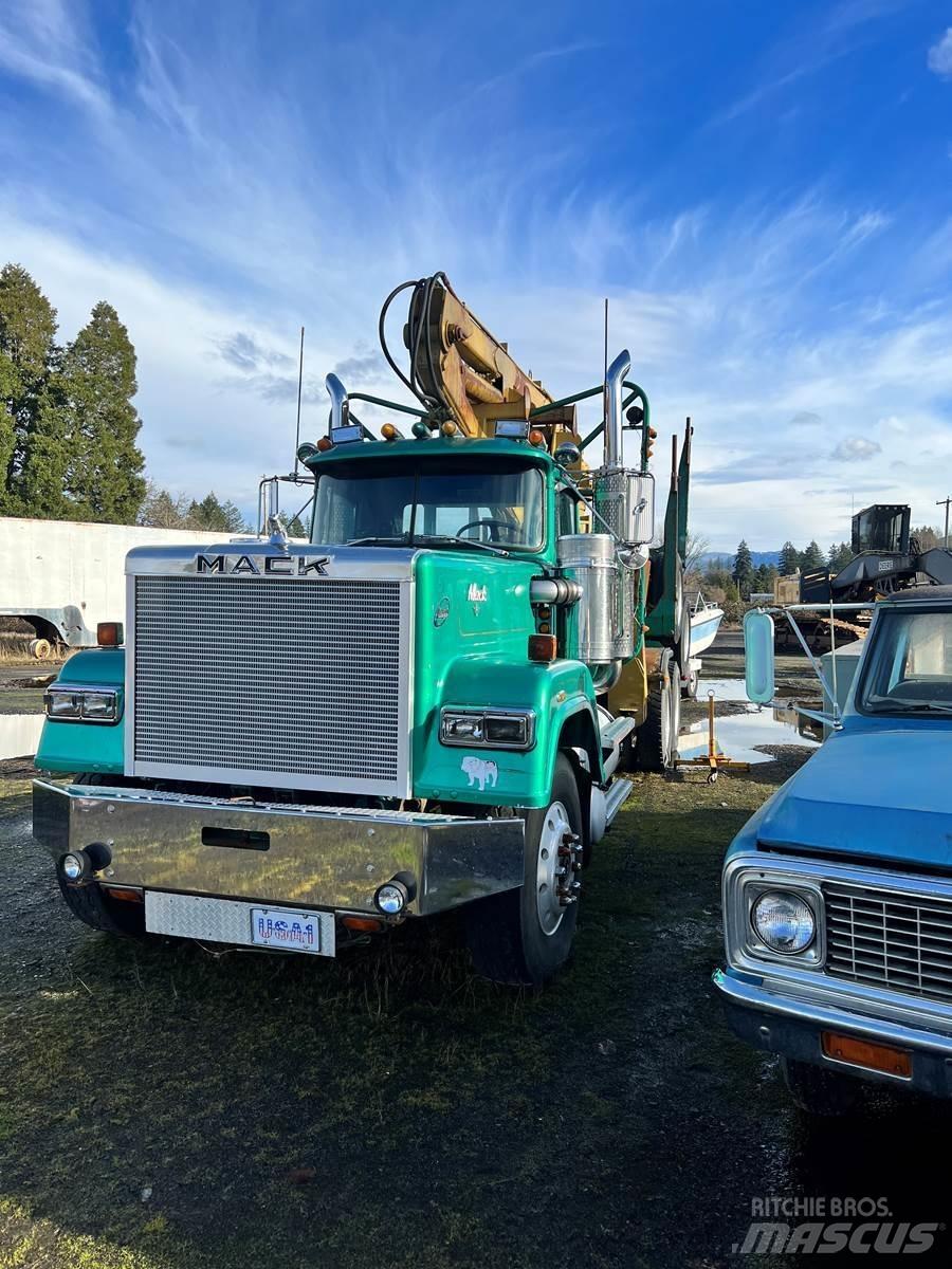 Mack RW700 Puuautot