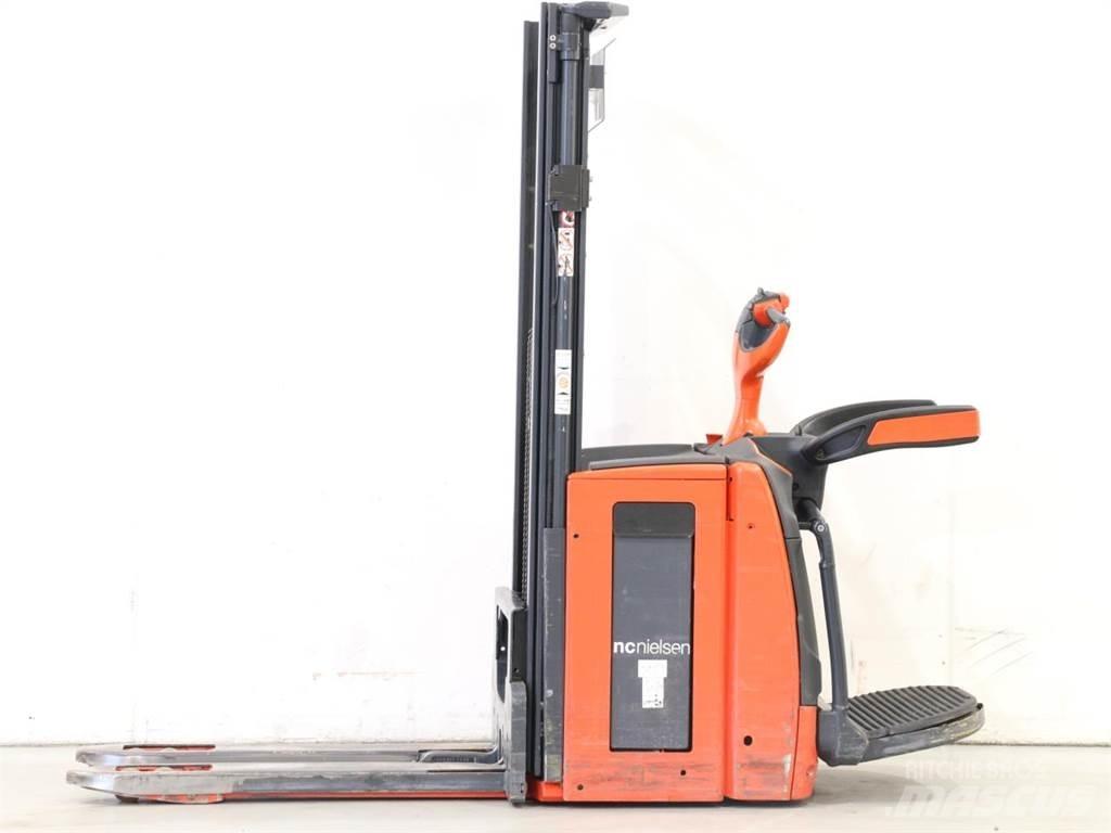 Linde D12AP/1173-01 Käyden ajettavat pinoamistrukit
