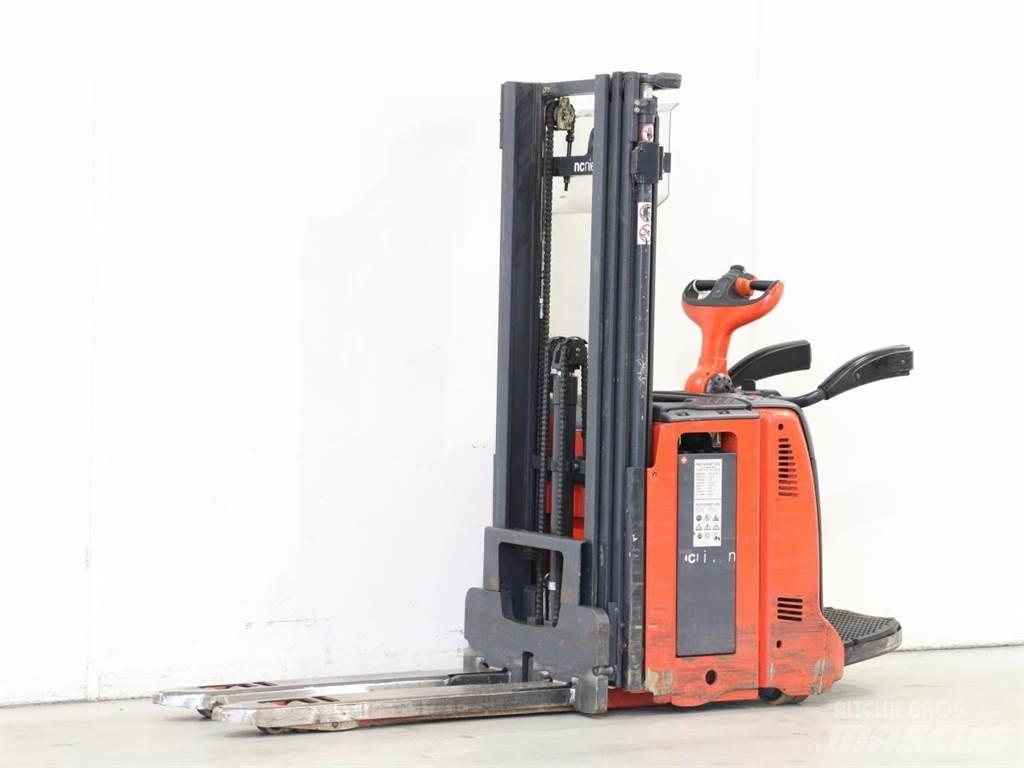 Linde D12AP/133 Käyden ajettavat pinoamistrukit