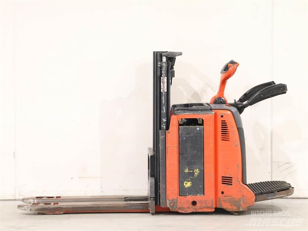 Linde D12AP/133-00 Käyden ajettavat pinoamistrukit