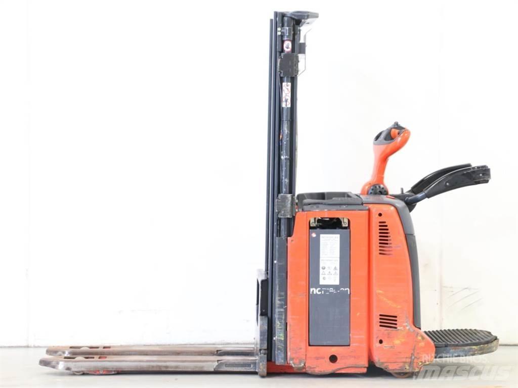 Linde D12AP/133-00 Käyden ajettavat pinoamistrukit