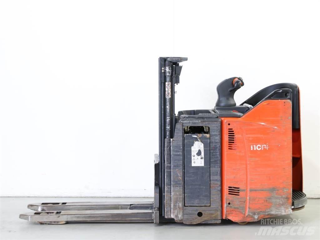 Linde D12HPSP/133 Käyden ajettavat pinoamistrukit