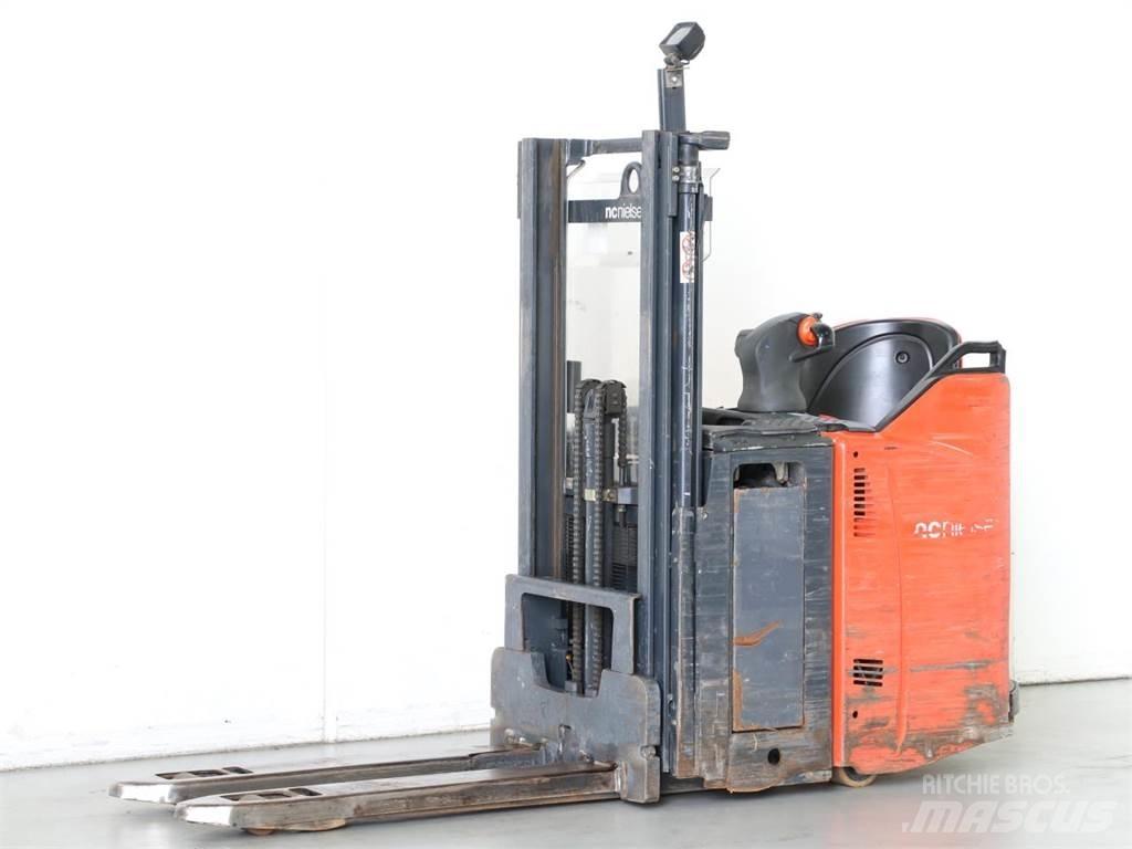 Linde D12SP/133 Käyden ajettavat pinoamistrukit