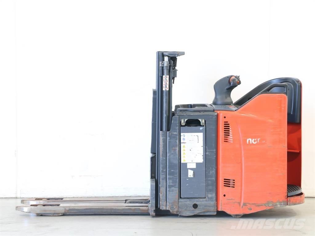 Linde D12SP/133-01 Käyden ajettavat pinoamistrukit