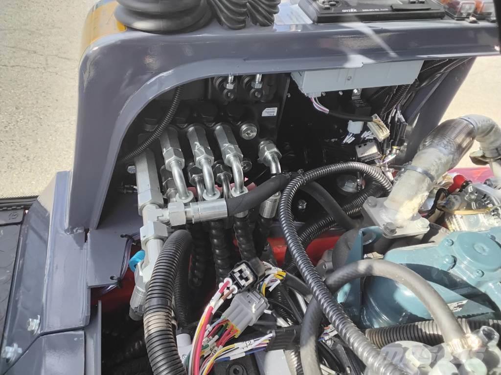 QuattroX QX-810 Pienkuormaajat