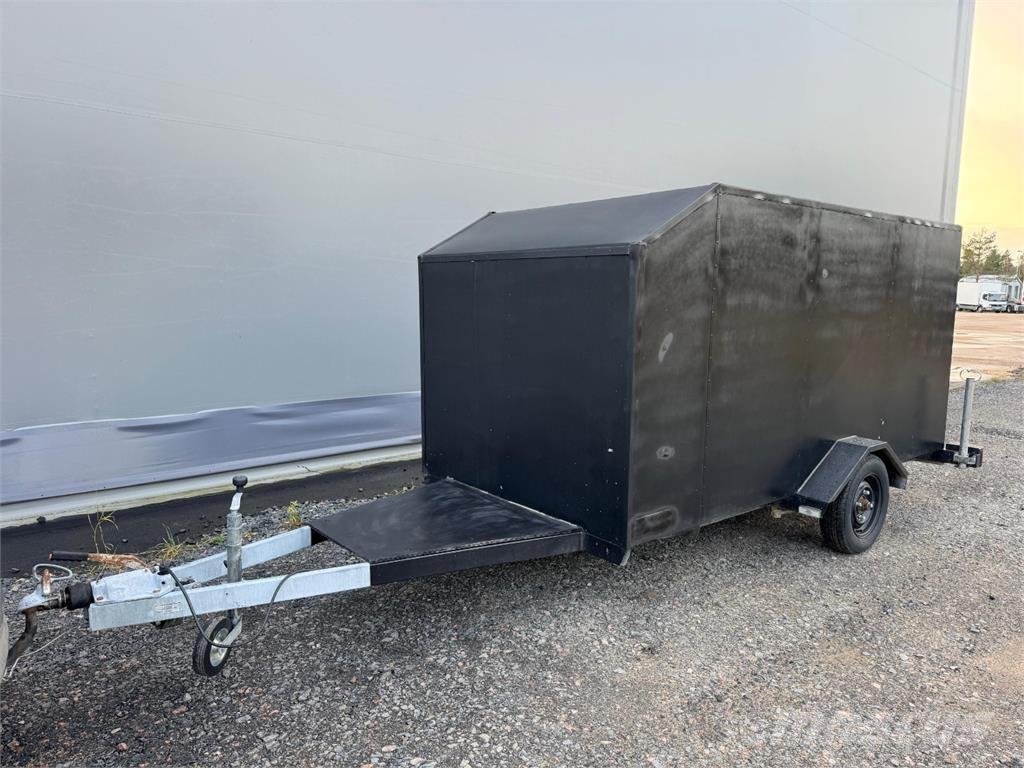  Umpiperäkärry Kevyet peräkärryt