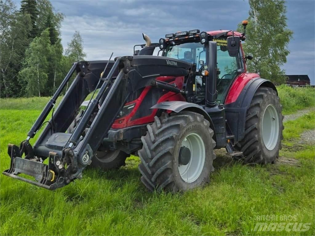 Valtra T144 Versu Traktorit