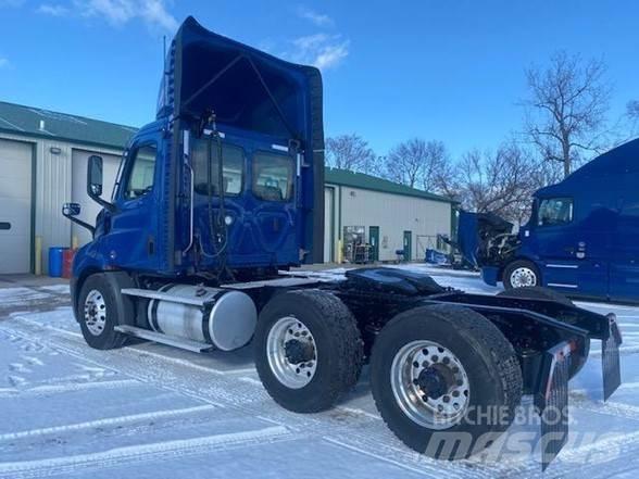 Freightliner CASCADIA 116 Vetopöytäautot