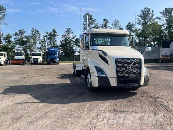 Volvo VNL64T300 Vetopöytäautot