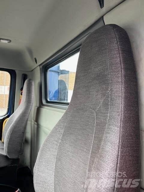 Volvo VNR64T300 Vetopöytäautot