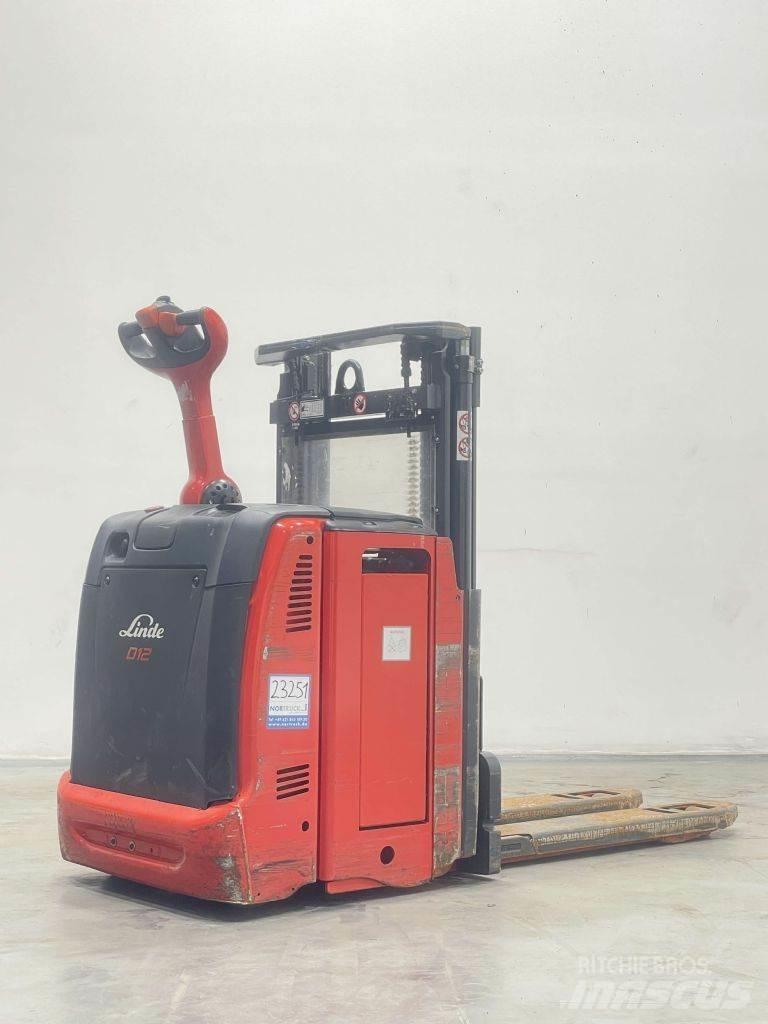 Linde D12-133 Käyden ajettavat pinoamistrukit
