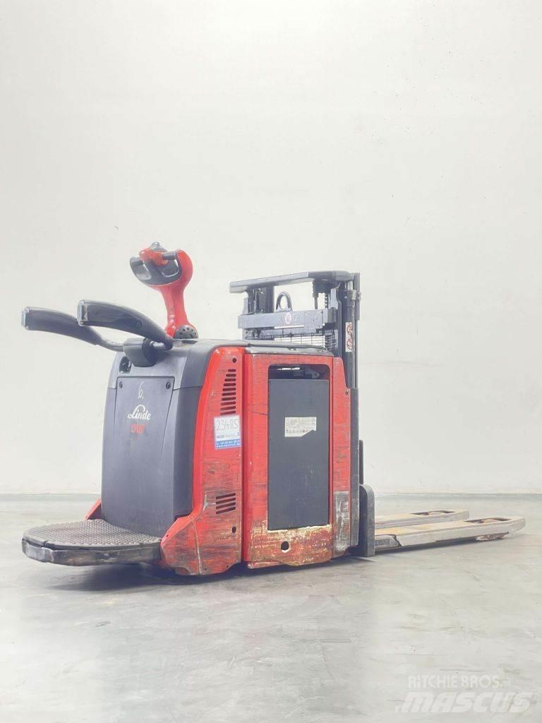 Linde D12AP-133 Käyden ajettavat pinoamistrukit