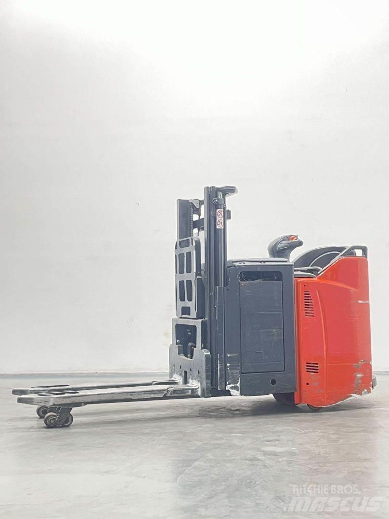 Linde D12HPSP-133 Käyden ajettavat pinoamistrukit