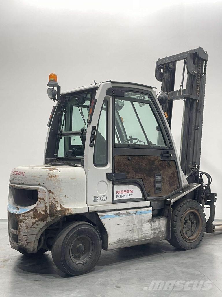 Nissan YG1D2A300 Dieseltrukit