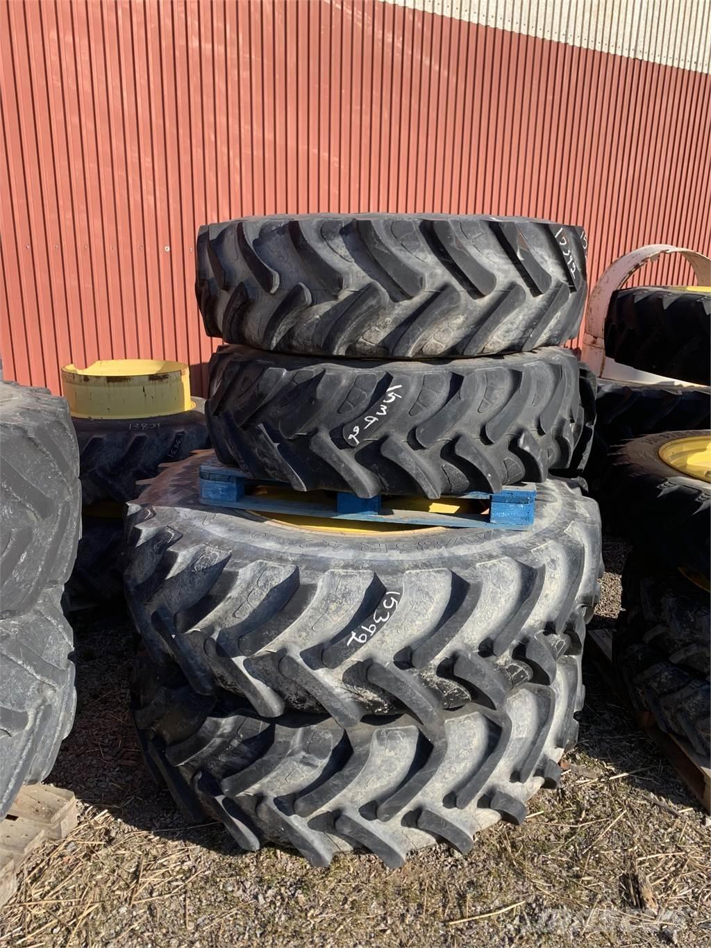  520/85x42, 420/85x30 Renkaat ja vanteet