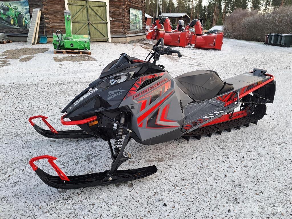 Arctic Cat M 8000 ALPHA Moottorikelkat