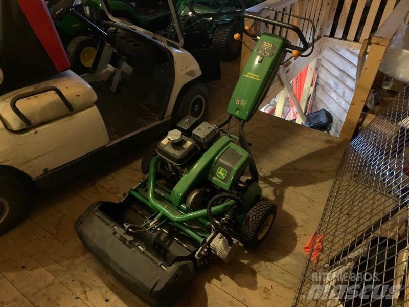 John Deere 220 Päältäajettavat ruohonleikkurit