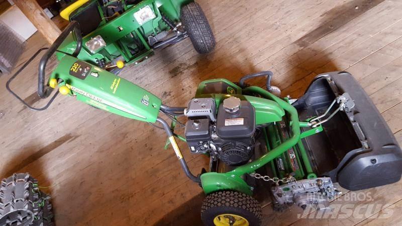 John Deere 220 Päältäajettavat ruohonleikkurit