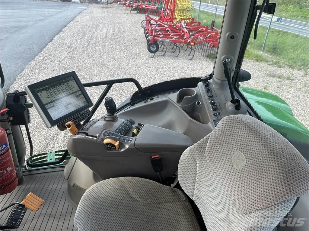 John Deere 6215R Traktorit