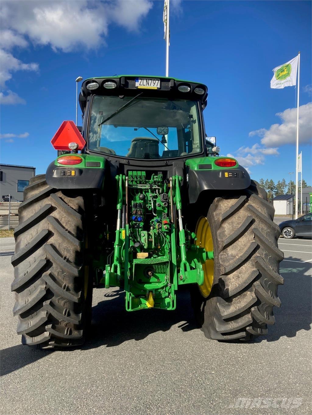 John Deere 6215R Traktorit