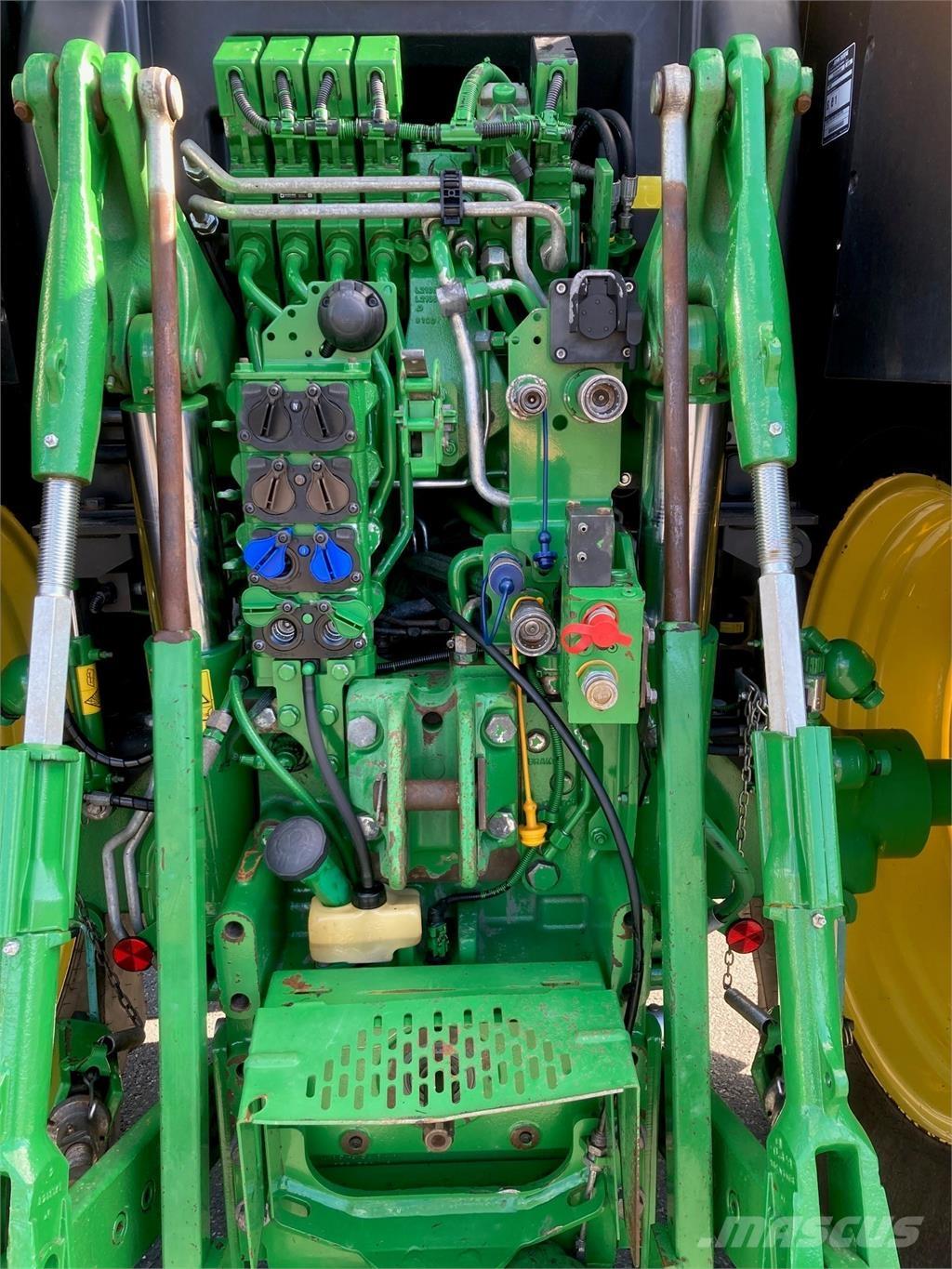 John Deere 6215R Traktorit