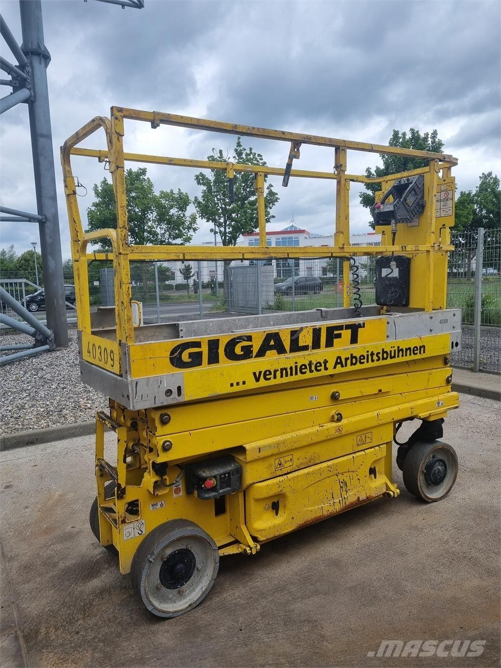 JLG 2030 ES Saksilavat