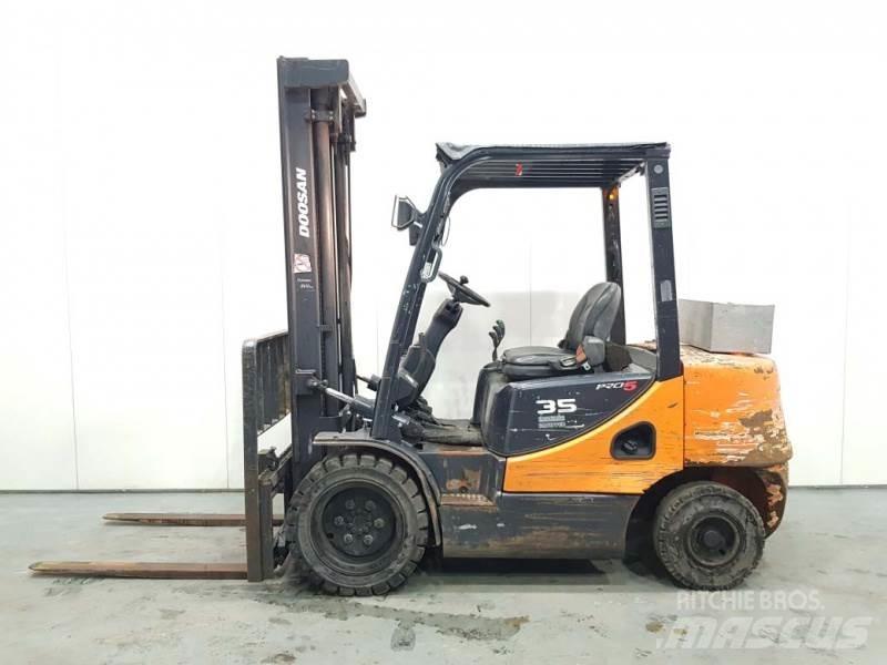 Doosan D35C-5 Dieseltrukit