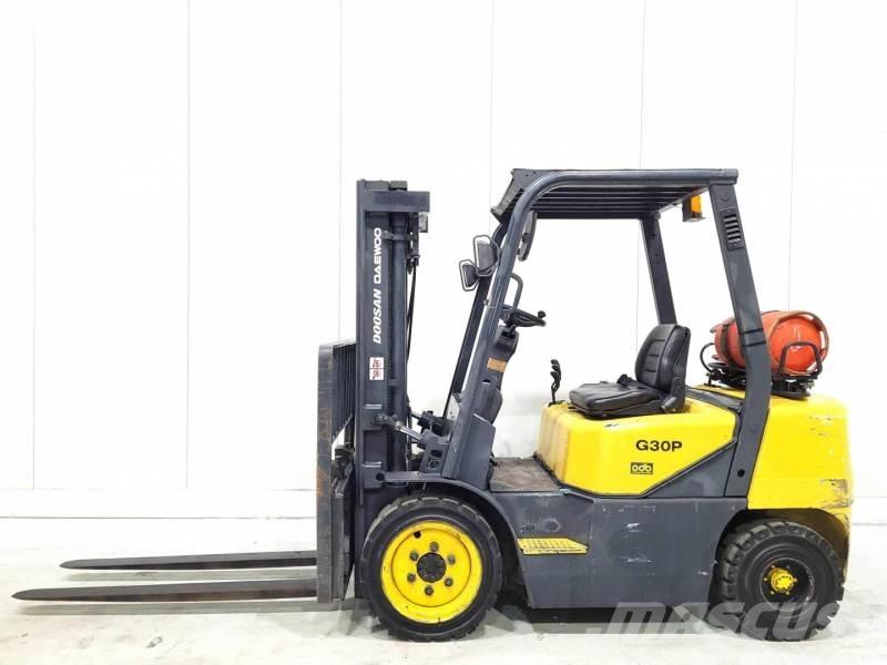 Doosan GP30-3 Nestekaasutrukit