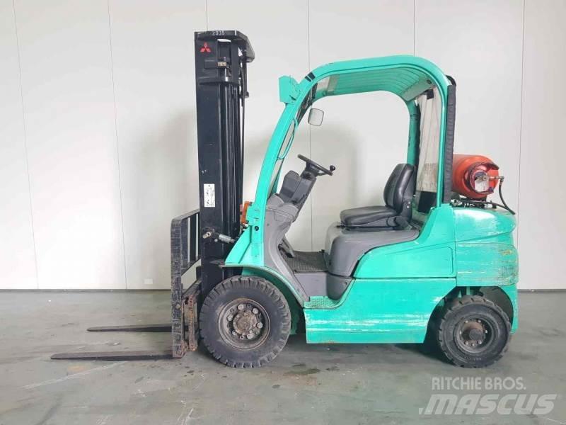 Mitsubishi FG25N Nestekaasutrukit