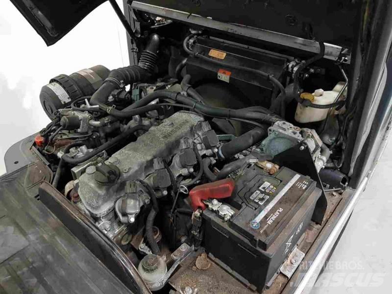 Nissan P1D1A18LQ Nestekaasutrukit
