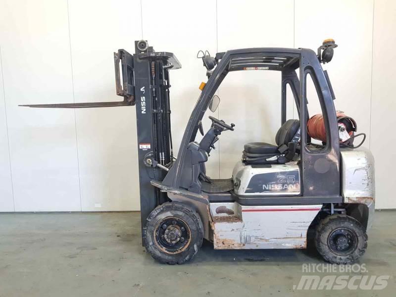 Nissan U1D272520 Nestekaasutrukit