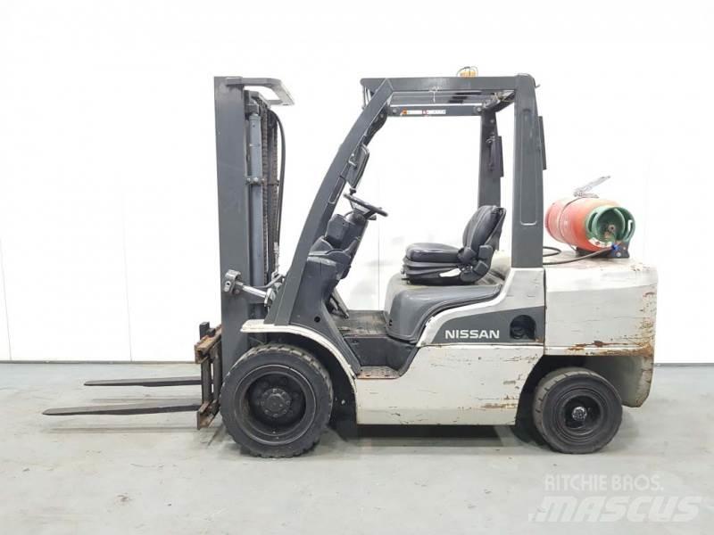 Nissan UG1F2A35DU Nestekaasutrukit