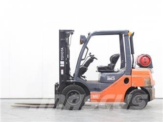 Toyota 02-8FGF30 Nestekaasutrukit
